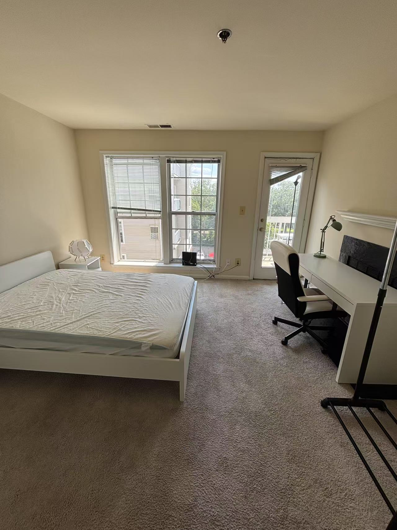 卧室朝南，采光很好